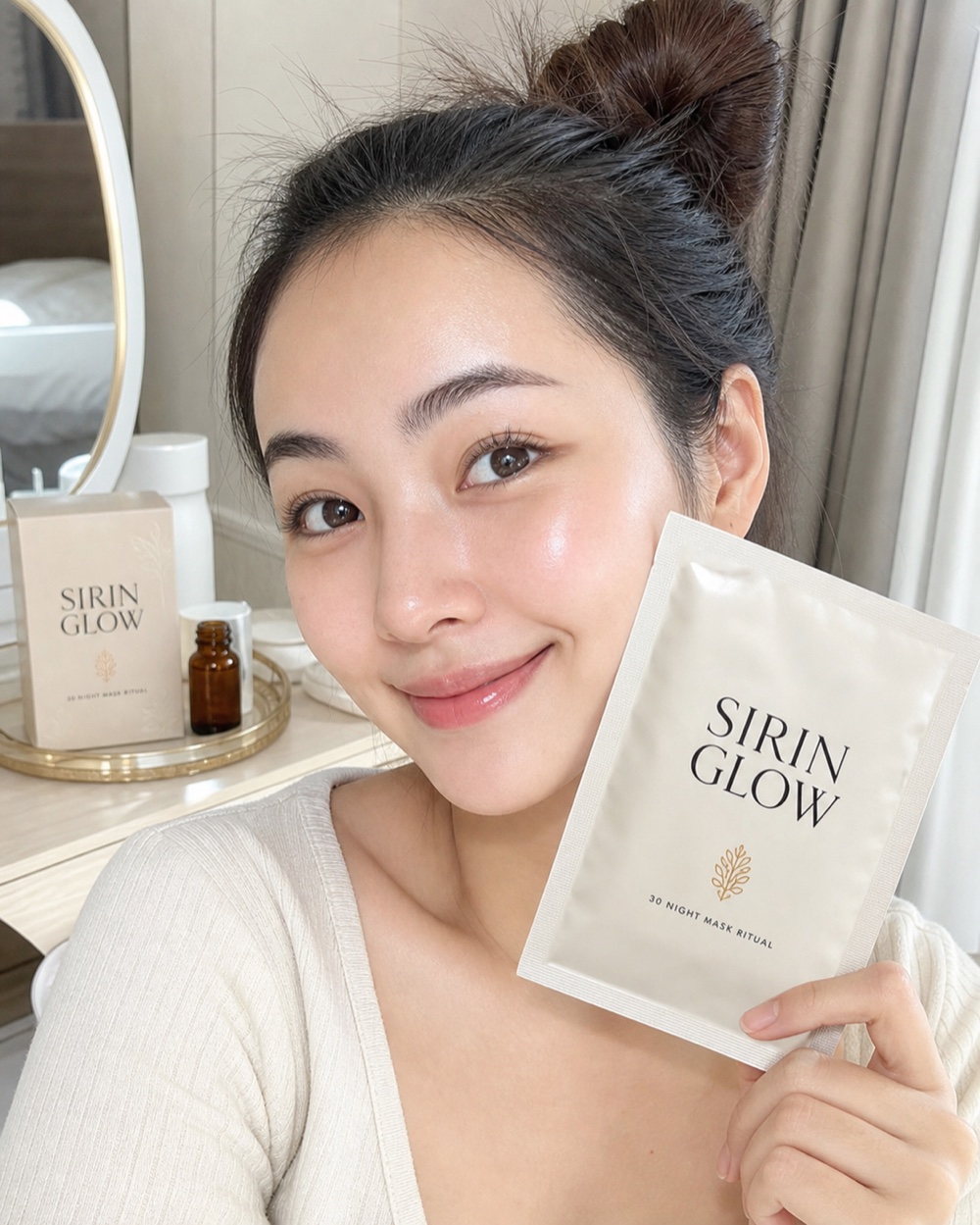 ลูกค้าถ่ายรูปพร้อมซองมาสก์ SIRIN GLOW